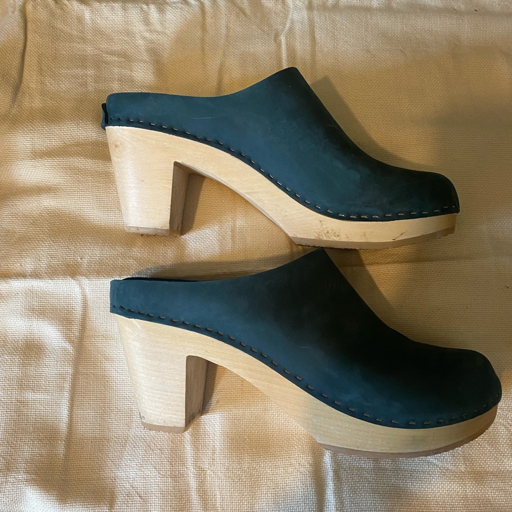 Beautiful Green Bryr Clogs